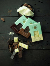 Cargar imagen en el visor de la galería, Mini Tableta de Chocolate Blanco con Flor de Sal de Ibiza