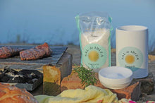 Cargar imagen en el visor de la galería, tarro-ceramico-sal-grano-cocina-regalo-gourmy-comprar-sal-de-ibiza
