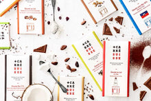Cargar imagen en el visor de la galería, Tableta de Chocolate Ecológico con Leche, Caramelo y Sal de Guérande Carré Suisse
