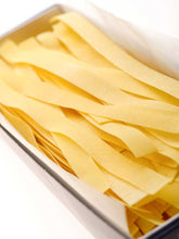 Cargar imagen en el visor de la galería, pappardelle-harrysbar-pasta-alhuevo-cipriani
